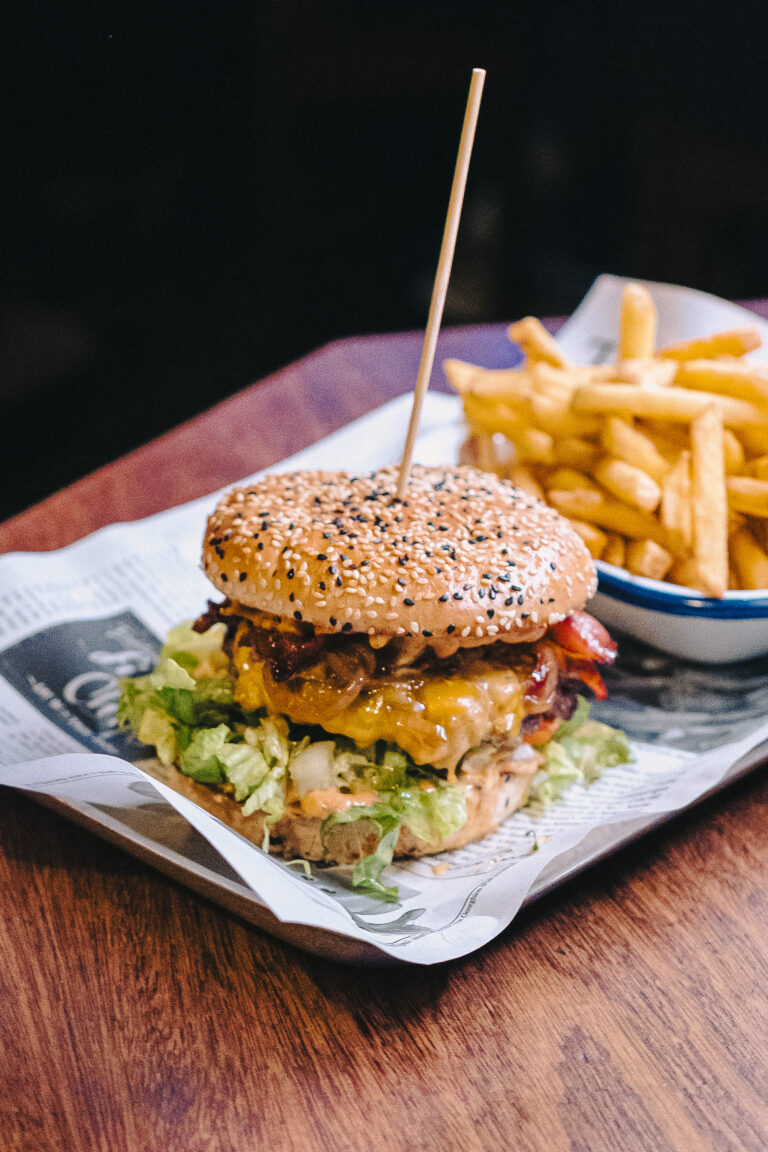 Burger mit Pommes in der Schateke Hannover