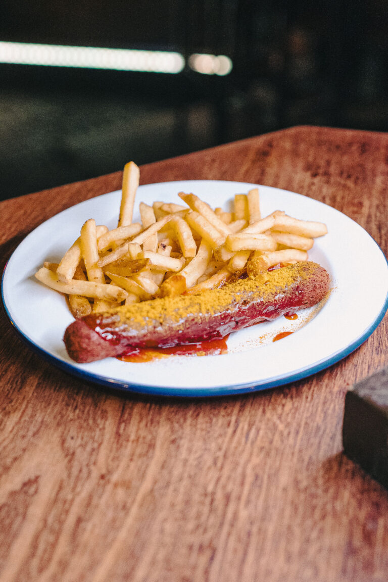 Vegane Currywurst mit Pommes aus der Schateke in Hannover